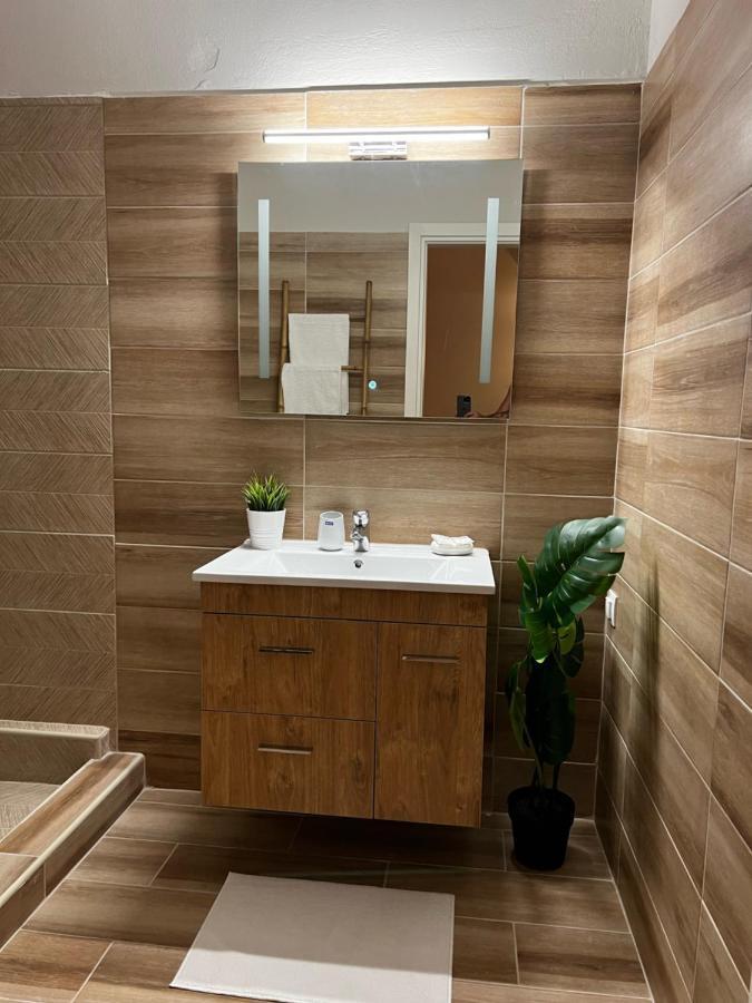 Lmj Apartments Артемида Екстериор снимка